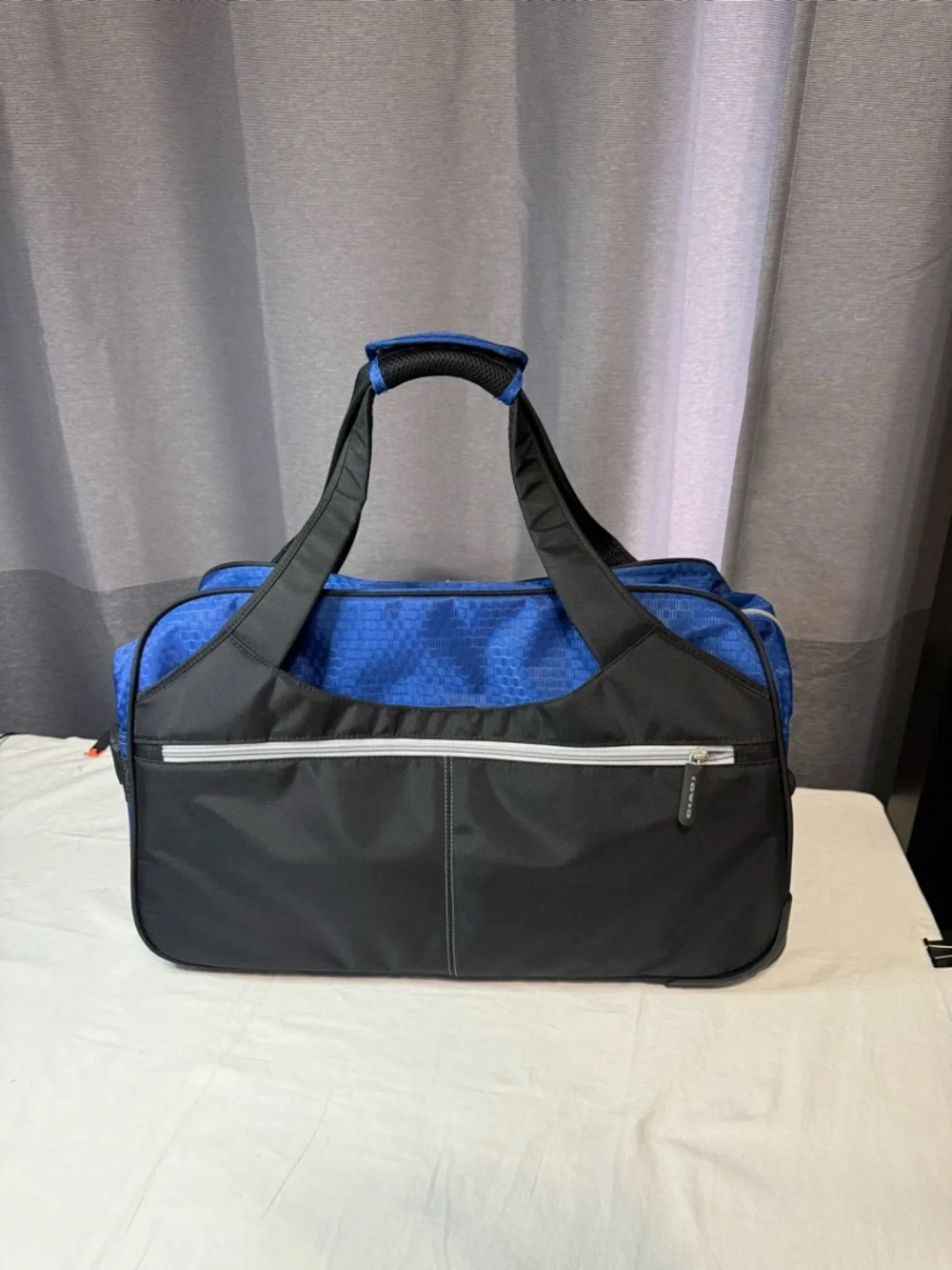 NWT CIAO Brand Duffel Rolling Blue carry on bag retractable telescopic handle.